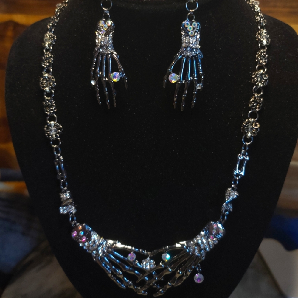 Handmade chainmaile jewelry Hands round ur neck